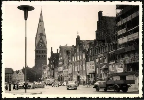Fotografie Erwin Schikowsky, Berlin-Hohenschönhausen, Ansicht Lüneburg, Marktplatz mit Blick zur Kirche