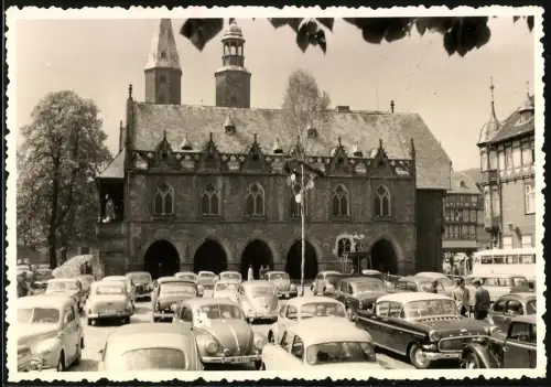 Fotografie Erwin Schikowsky, Berlin-Hohenschönhausen, Ansicht Goslar, Auto-Parkplatz vor dem Rathaus