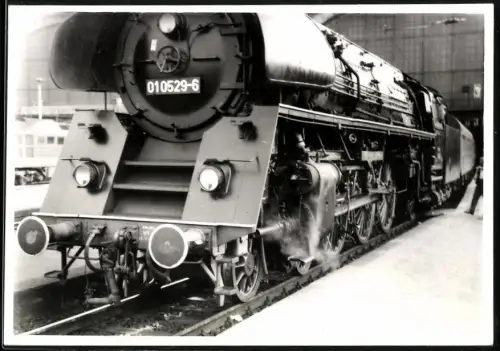 Fotografie Ansicht Leipzig, Hauptbahnhof, DDR Reichsbahn, Personenzug mit Dampflok Nr. 01 0529-6
