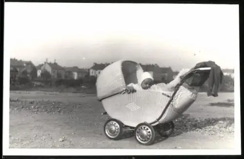 Fotografie Kinderwagen aus geflochtenem Korb, Baby Buggy