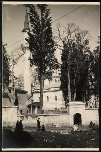 Fotografie unbekannter Fotograf, Ansicht Konstantinopel - Istanbul / Türkei, Strasse hinter einer Moschee