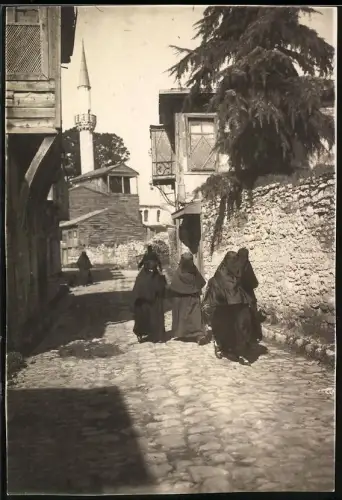 Fotografie unbekannter Fotograf, Ansicht Konstantinopel - Istanbul / Türkei, Verschleierte türkische Frauen in Gasse