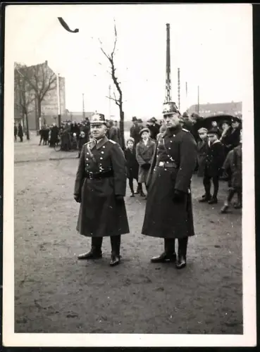 Fotografie Meyer, Datteln, Ansicht Datteln, Polizei / Polizisten in Uniform bei einer öffentlichen Versammlung