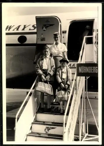 Fotografie Flughafen Nürnberg, Stewardess der Pan American Airways begleitet Kinder aus dem Flugzeug