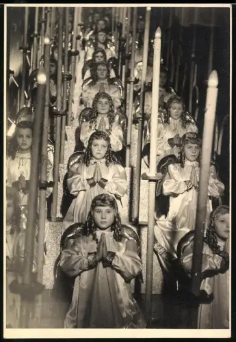 Fotografie W. Saeger, Berlin-Schöneberg, Mädchen im Engel-Kostüm bei einer Theater-Aufführung