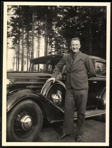 Fotografie Beze, Leipzig, Auto Chevrolet, stolzer Fahrer nebst PKW 1932