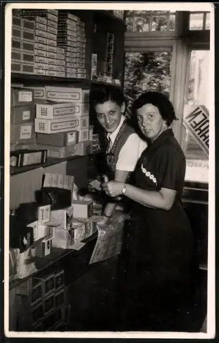 Fotografie BBD Press, Berlin, Verkaufsdamen in einem Tabakwarenladen, Zigaretten-Stangenware Juno Zigaretten u.a.