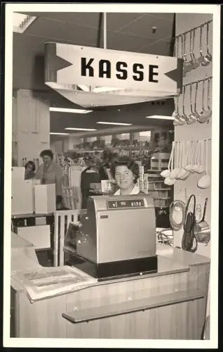 Fotografie Günter Horn, Berlin-Halensee, Kassiererin hinter Registrierkasse in einem Kauf- und Warenhaus