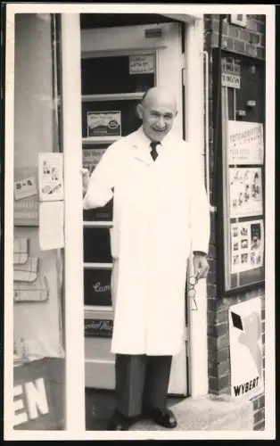 Fotografie Fuhrmann, Bernstadt / Sachsen, Verkäufer in einem Foto-Laden