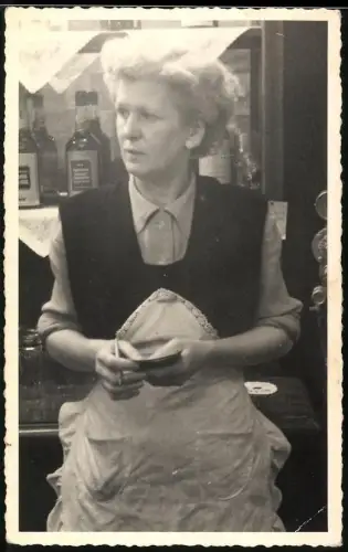 Fotografie Wirtin & Bar-Dame in einer Kneipe notiert Bestellungen