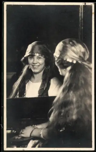 Fotografie Portrait lächelndes Mädchen vor Spiegel im Ziegeuner-Kostüm zum Fasching / Karneval
