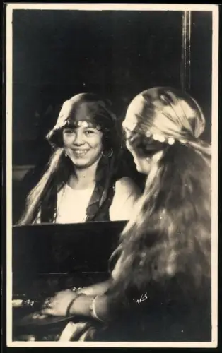 Fotografie Portrait lächelndes Mädchen vor Spiegel im Ziegeuner-Kostüm zum Fasching / Karneval