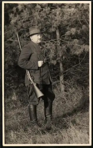 Fotografie Jagd / Hatz, Jäger mit Fernglas und Gewehr wartet auf einer Lichtung