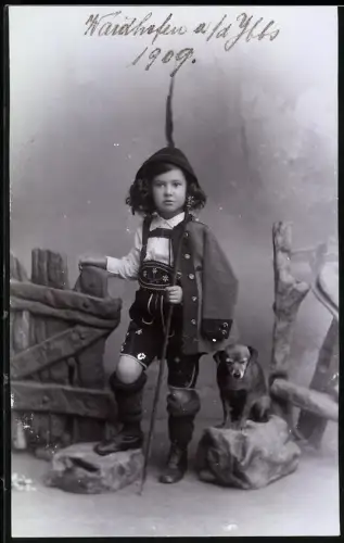 Fotografie Waidhofen an der Ybbs / Österreich, Mädchen in Tracht mit Hund, Schosshund um 1909