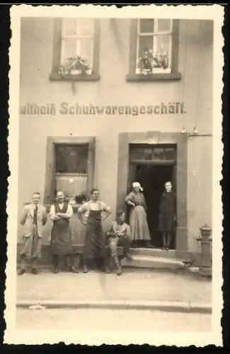 Fotografie unbekannter Fotograf, Ansicht Weissenstadt, Schultheiss Schuhwarengeschäft um 1933