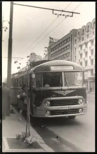 Fotografie Bus Chausson, Fahrgäste steigen in den Omnibus / Reisebus