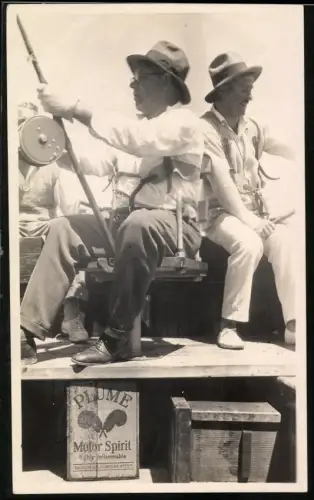 Fotografie Angler mit Angelrute und schwerer Rolle, Das grosse Angelgerät in Tätigkeit 1926
