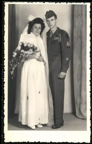 Fotografie Otto Weiniger, Wien, Hochzeit US-Soldat in Ausgeh-Uniform nebst Hochzeitsbraut