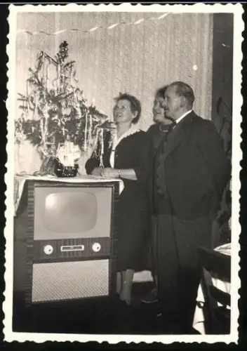 Fotografie Silvesterfeier mit Weihnachtsbaum & Fernseher / TV-Gerät in der guten Stube 1961
