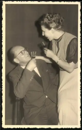 Fotografie Meyer, Bremen, Weihnachtsfeier Herbert & Brigitta stossen an 1952