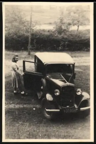 Fotografie Auto Opel, junge Frau nebst PKW, Kfz-Kennzeichen ST31-0088