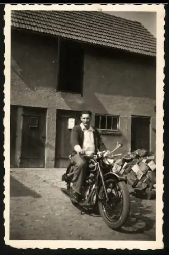 Fotografie Köhler, Gotha, Motorrad AWO 425, Fahrer auf Krad sitzend