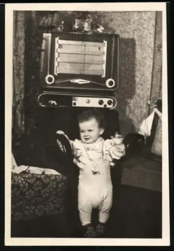 Fotografie Baby vor Radio / Radioempfänger tanzend