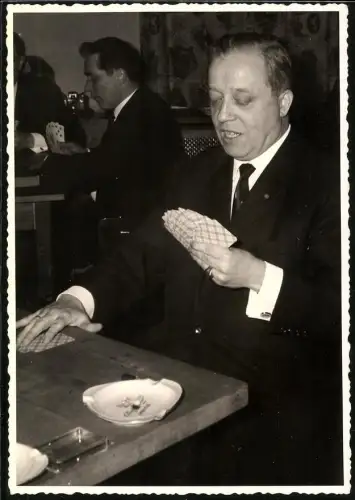 Fotografie Skatabend Hohenberg 1965, Herren beim Skat Kartenspiel in einer Gaststätte