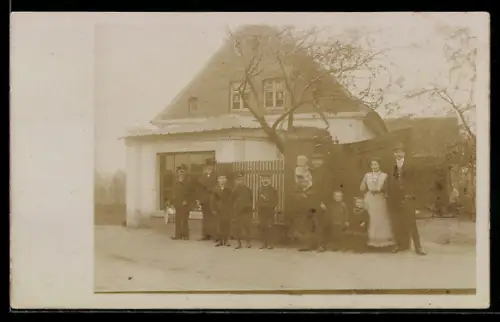 Foto-AK Muschwitz, Haus der Familie Häger, Gruppenbild vor dem Tor
