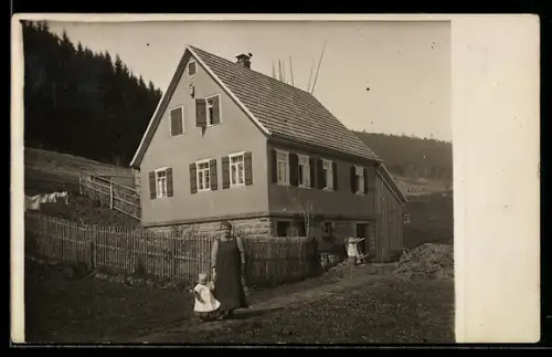 Foto-AK Enzklösterle, Mutter und Kind vor einem Bauernhaus, 1915