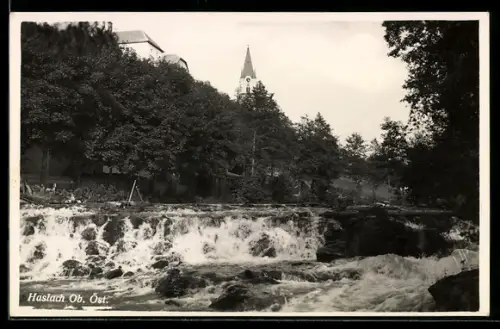 AK Haslach /Ob. Öst., Uferpartie mit Kirchturm