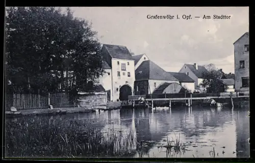 AK Grafenwöhr i. Opf., Am Stadttor, Panorama mit Brücke