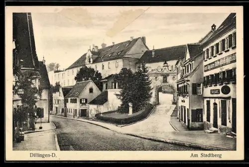 AK Dillingen-D., Am Stadtberg, Strassenansicht mit Tor und historischen Gebäuden