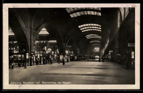 AK Leipzig, Hauptbahnhof, Bahnsteige von Westen