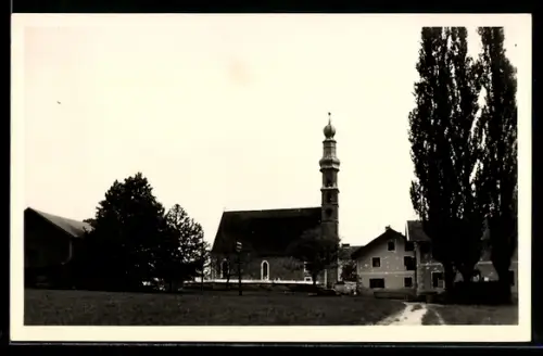 AK Kirchstein /Waginger See, Kirche und umliegende Gebäude