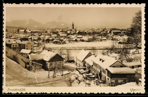 AK Traunstein /Obb., Winterliche Stadtansicht mit Kirche und verschneiten Häusern