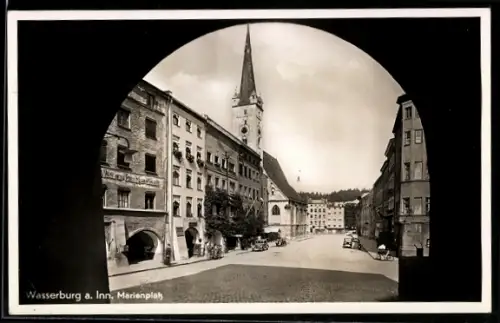 AK Wasserburg a. Inn, Marienplatz mit Kirche durch Tor gesehen