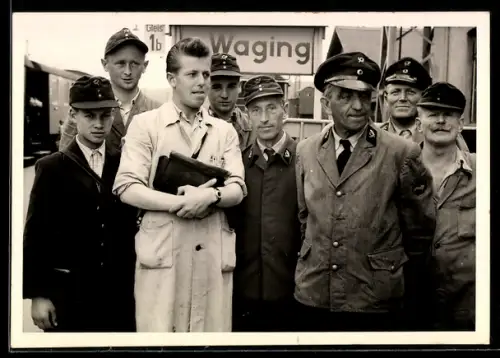 AK Waging, Bahnhof mit Postbediensteten
