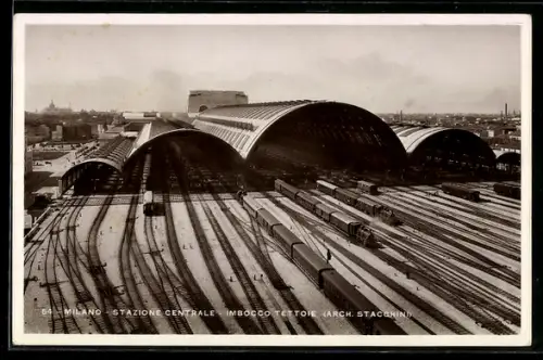 AK Milano, Stazione Centrale, Imbocco Tettoie, Eisenbahnen bei der Ausfahrt aus dem Bahnhof