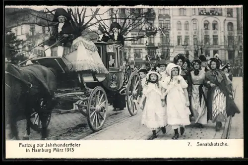 AK Hamburg, Festzug zur Jahrhundertfeier März 1913, 7. Senatskutsche, Frauen spazieren nebenher, Volksfest