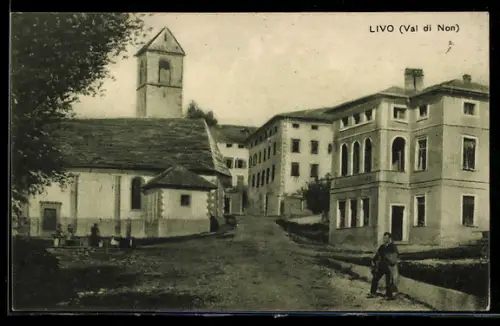 AK Livo /Val di Non, Strassenpartie mit Kirche