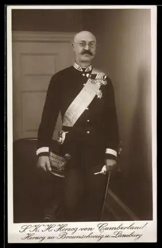 AK Herzog von Cumberland, Herzog zu Braunschweig und Lüneburg, Porträt in Uniform mit Schärpe und Degen