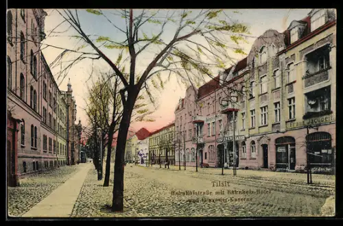 AK Tilsit, Bahnhofstrasse mit Bahnhofs-Hotel und Dragonerkaserne