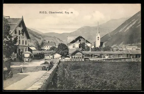 AK Ried /Oberinntal, Ortsansicht mit Kirche gegen die Berge