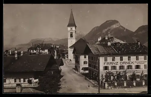 AK Wörgl, Geschäft vom Glasermeister Franz Danek, Strassenpartie mit Blick auf die Kirche