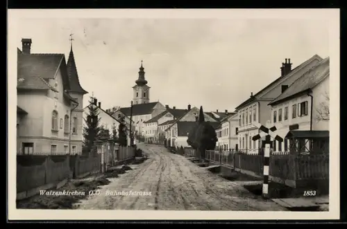 AK Waizenkirchen /O. Ö., Bahnhofstrasse mit Blick zur Kirche