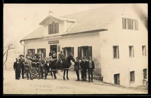Foto-AK Pfaffstätt, Stefan Gamperer`s Gasthaus, Männer mit Pferdekutsche