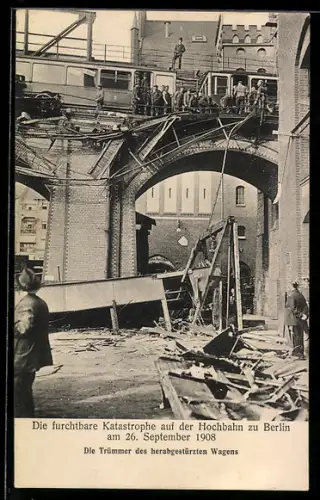 AK Berlin-Kreuzberg, Katastrophe auf der Hochbahn Gleisdreieck 1908, Trümmer des herabgestürzten Wagens
