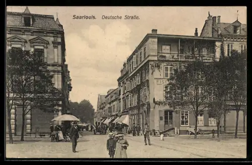 AK Saarlouis, Deutsche Strasse mit Passanten
