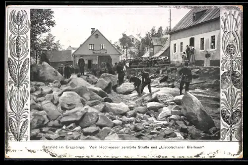 AK Carlsfeld im Erzgebirge, Vom Hochwasser zerstörte Strasse und Liebotschaner Bierhaus, Arbeiter beim Aufräumen